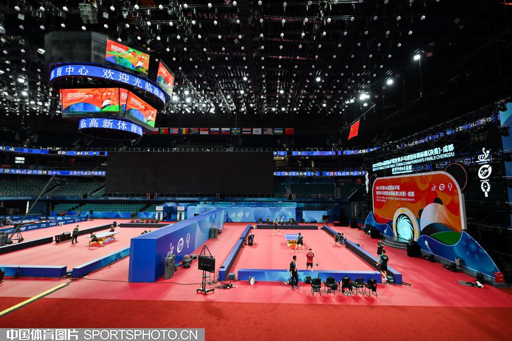 篮球湖人球员赛后接受媒体采访