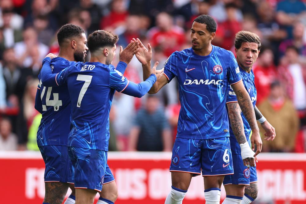 拿来吧你！柏林赫塔球员一把抢过对手教练给球员的战术小纸条